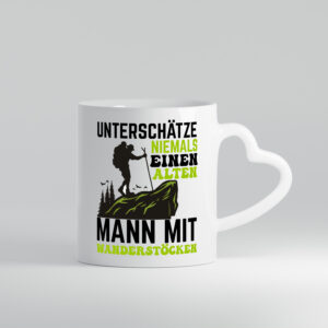 Unterschätze niemals einen alten Mann mit Wanderstöcken - Herzhenkel Tasse - Kaffeetasse / Geschenk / Familie