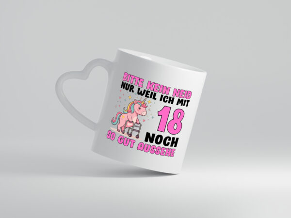 18. Geburtstag | 18 Jahre | Mit 18 noch so gut aussehen | - Herzhenkel Tasse - Kaffeetasse / Geschenk / Familie