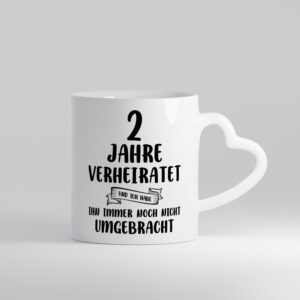 2 Jahre Verheiratet, immer noch am Leben! - Herzhenkel Tasse - Kaffeetasse / Geschenk / Familie