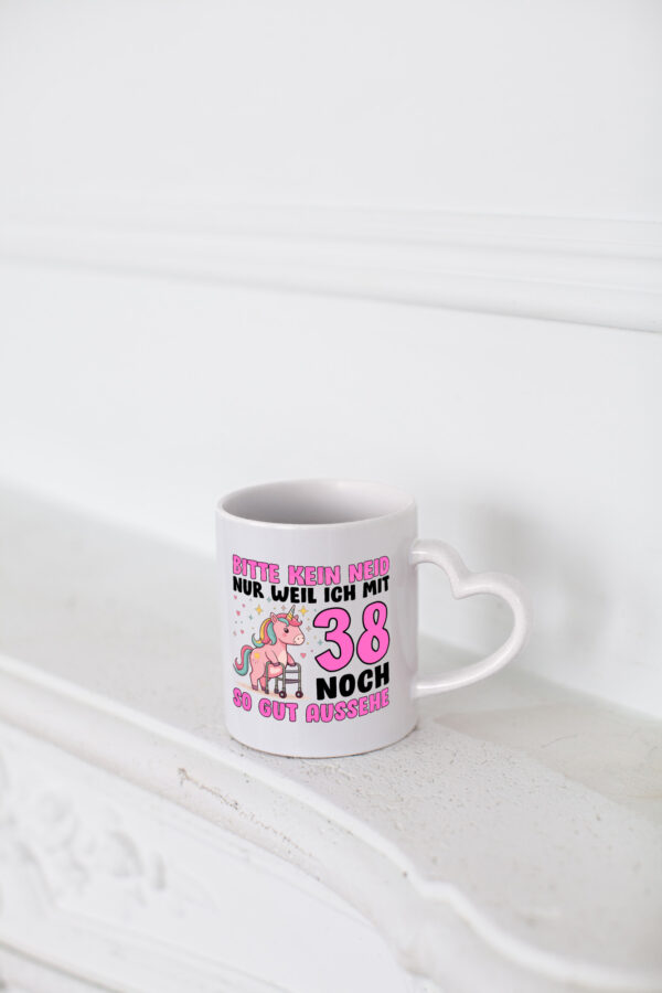 38. Geburtstag | 38 Jahre | Mit 38 noch so gut aussehen - Herzhenkel Tasse - Kaffeetasse / Geschenk / Familie