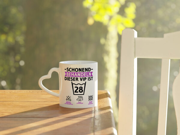 28 Geburtstag | schonend behandeln | 28 Jahre - Herzhenkel Tasse - Kaffeetasse / Geschenk / Familie