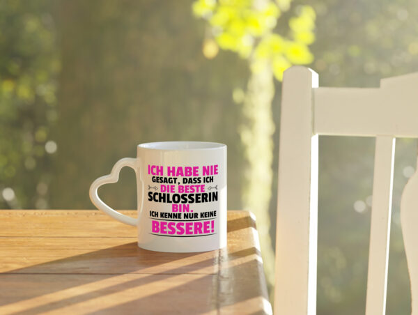 Die Beste Schlosserin | Schlosserei - Herzhenkel Tasse - Kaffeetasse / Geschenk / Familie