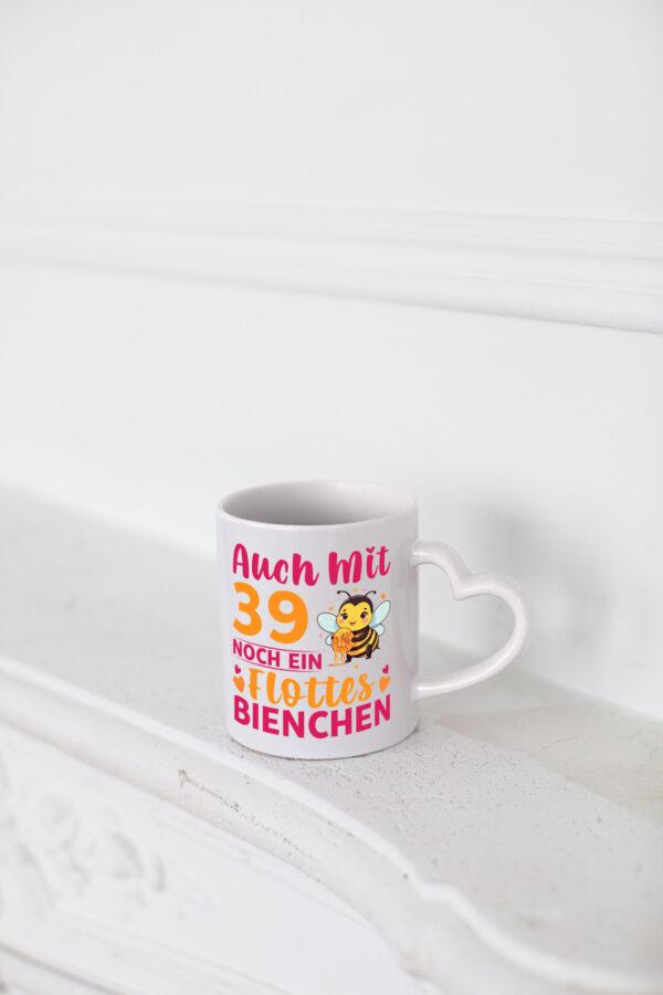 39. Geburtstag | Flottes Bienchen | 39 Jahre - Herzhenkel Tasse - Kaffeetasse / Geschenk / Familie