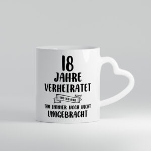 18 Jahre Verheiratet, immer noch am Leben! - Herzhenkel Tasse - Kaffeetasse / Geschenk / Familie