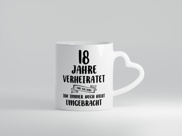 18 Jahre Verheiratet, immer noch am Leben! - Herzhenkel Tasse - Kaffeetasse / Geschenk / Familie