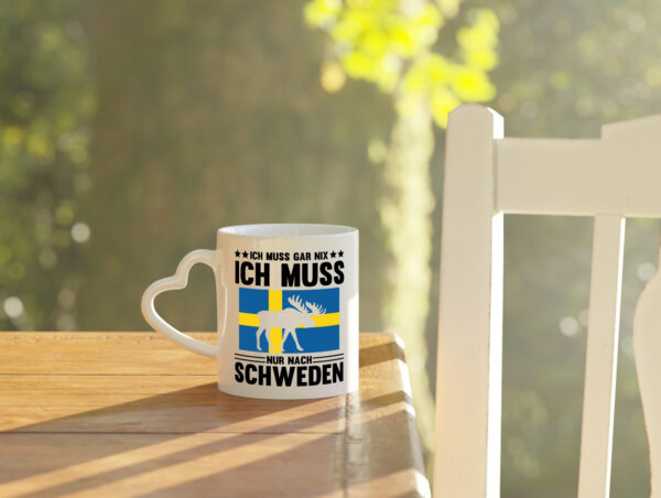 Ich muss gar nix ich muss nur nach Schweden - Herzhenkel Tasse - Kaffeetasse / Geschenk / Familie