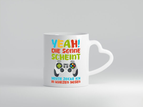 Sommer | in Kurze Hosen Zocken | Zocker | Gamer - Herzhenkel Tasse - Kaffeetasse / Geschenk / Familie