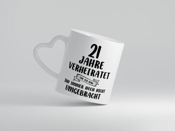 21 Jahre Verheiratet, immer noch am Leben! - Herzhenkel Tasse - Kaffeetasse / Geschenk / Familie