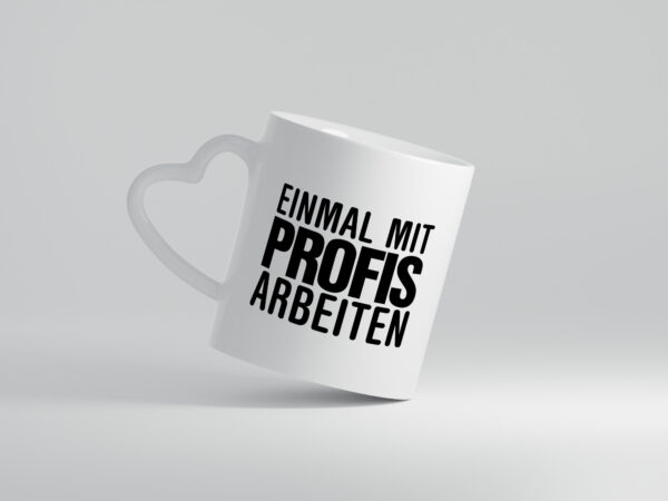 Mit Profis arbeiten | Arbeit | Kollegen | Sarkasmus - Herzhenkel Tasse - Kaffeetasse / Geschenk / Familie