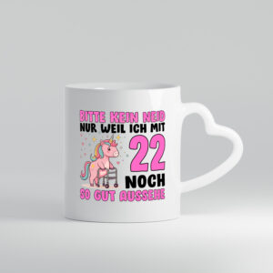 22. Geburtstag | 22 Jahre | Mit 22 noch so gut aussehen - Herzhenkel Tasse - Kaffeetasse / Geschenk / Familie