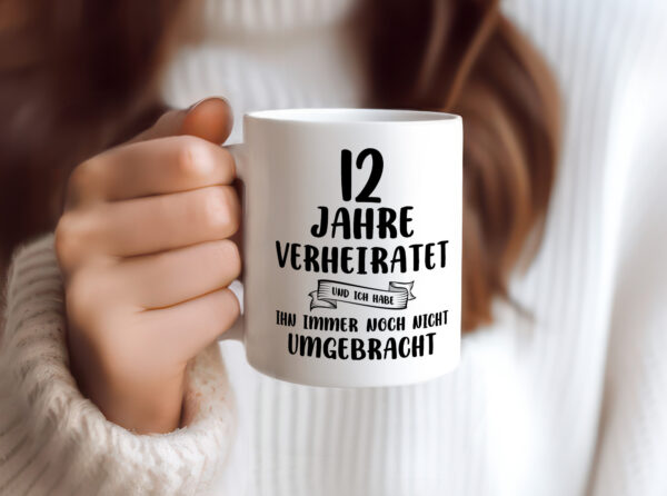 12 Jahre Verheiratet, immer noch am Leben! - Tasse Weiss - Kaffeetasse / Geschenk / Familie