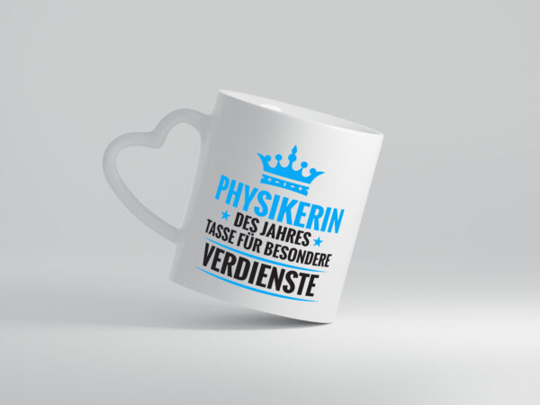 Besonderer Verdienst: Physikerin | Physik - Herzhenkel Tasse - Kaffeetasse / Geschenk / Familie