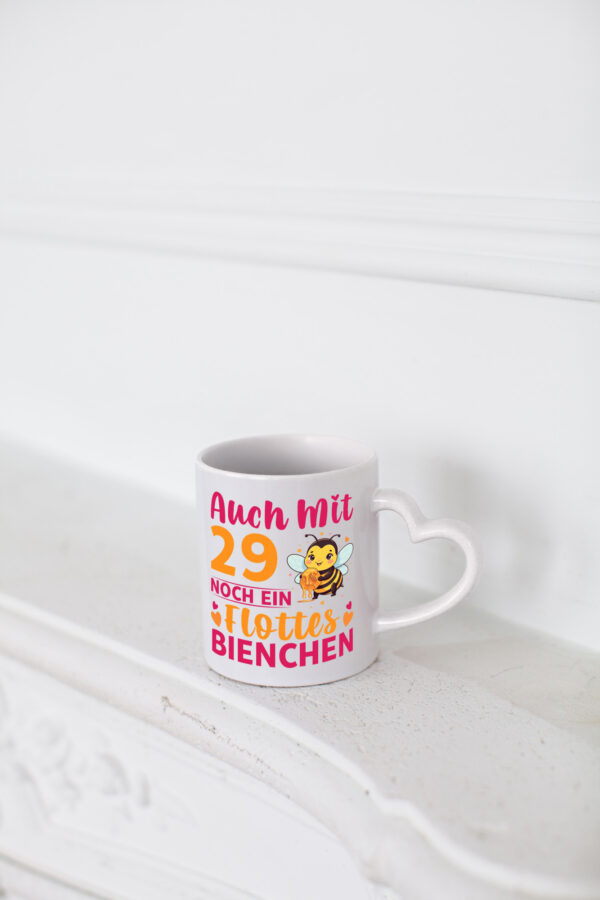 29. Geburtstag | Flottes Bienchen | 29 Jahre - Herzhenkel Tasse - Kaffeetasse / Geschenk / Familie