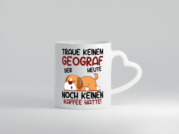 Traue keinem Geograf | Geografie - Herzhenkel Tasse - Kaffeetasse / Geschenk / Familie