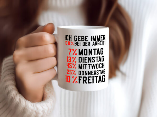 100% bei der Arbeit | Job | Wochentage | witziger Spruch - Tasse Weiss - Kaffeetasse / Geschenk / Familie