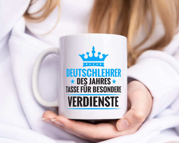 Besonderer Verdienst: Deutschlehrer | Lehrer | Schule - Tasse Weiss - Kaffeetasse / Geschenk / Familie