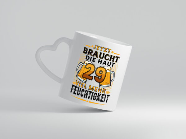 29 braucht die haut mehr Feuchtigkeit | 29. Geburtstag - Herzhenkel Tasse - Kaffeetasse / Geschenk / Familie