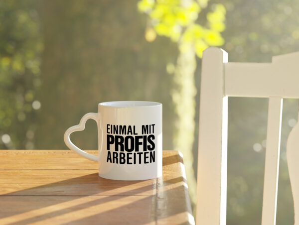 Mit Profis arbeiten | Arbeit | Kollegen | Sarkasmus - Herzhenkel Tasse - Kaffeetasse / Geschenk / Familie