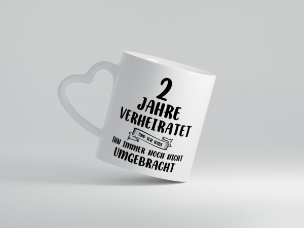 2 Jahre Verheiratet, immer noch am Leben! - Herzhenkel Tasse - Kaffeetasse / Geschenk / Familie