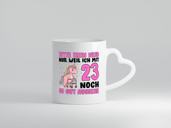 23. Geburtstag | 23 Jahre | Mit 23 noch so gut aussehen - Herzhenkel Tasse - Kaffeetasse / Geschenk / Familie