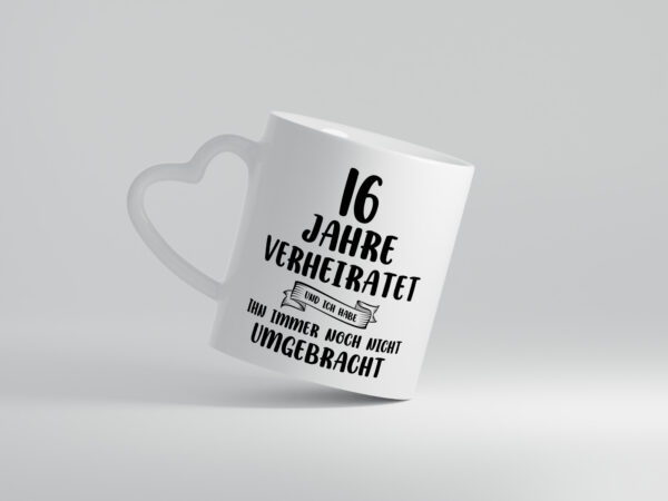 16 Jahre Verheiratet, immer noch am Leben! - Herzhenkel Tasse - Kaffeetasse / Geschenk / Familie