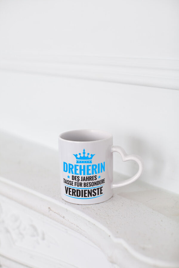 Besonderer Verdienst: Dreherin | Fräser | Dreher | - Herzhenkel Tasse - Kaffeetasse / Geschenk / Familie