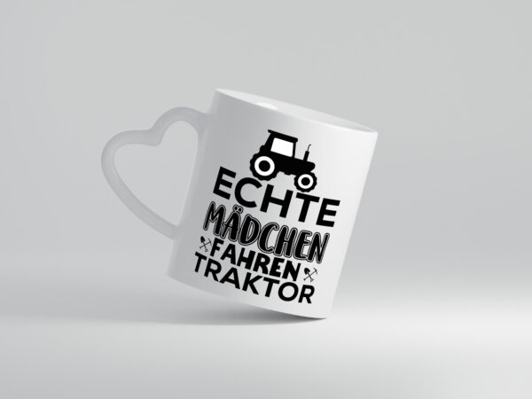 Mädchen fahren Traktor | Trekker Tasse | Landwirtin - Herzhenkel Tasse - Kaffeetasse / Geschenk / Familie