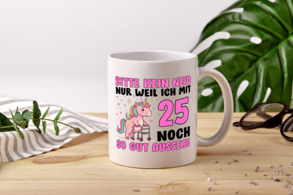 25. Geburtstag | 25 Jahre | Mit 25 noch so gut aussehen - Tasse Weiss - Kaffeetasse / Geschenk / Familie