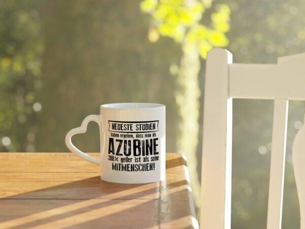 Neuste Studien: Azubine | Ausbildung | Lehre | Lehrling - Herzhenkel Tasse - Kaffeetasse / Geschenk / Familie