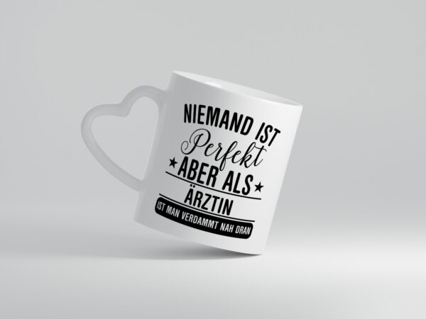 Verdammt nah dran: Ärztin | Medizin | Doktorin | Fachärztin - Herzhenkel Tasse - Kaffeetasse / Geschenk / Familie