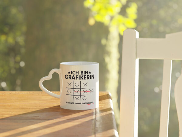 Löse Probleme: Grafikerin | Grafik Design - Herzhenkel Tasse - Kaffeetasse / Geschenk / Familie