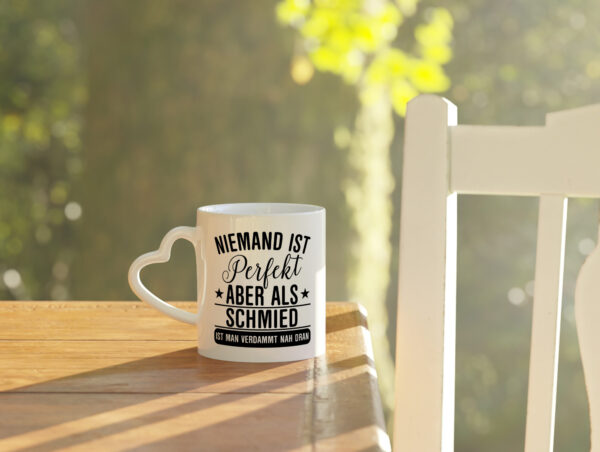 Verdammt nah dran: Schmied | schmieden - Herzhenkel Tasse - Kaffeetasse / Geschenk / Familie