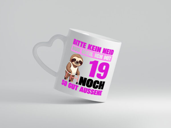 19. Geburtstag | Bitte kein neid | Faultier | 19 Jahre - Herzhenkel Tasse - Kaffeetasse / Geschenk / Familie