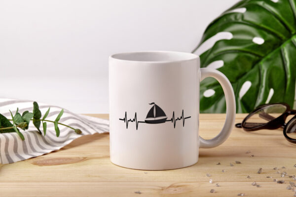 Segelboot Herzschlag | Motiv Segler | segeln | Boot - Tasse Weiss - Kaffeetasse / Geschenk / Familie