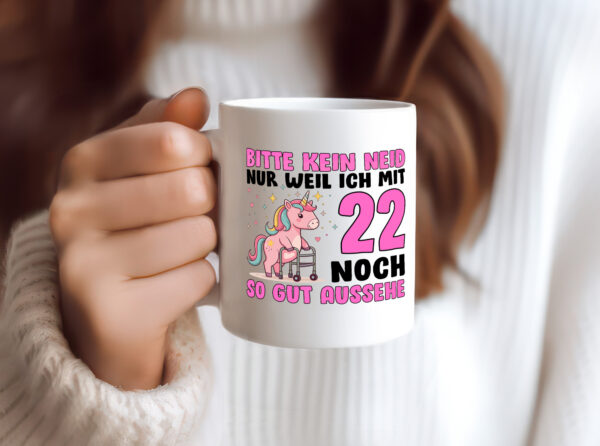 22. Geburtstag | 22 Jahre | Mit 22 noch so gut aussehen - Tasse Weiss - Kaffeetasse / Geschenk / Familie