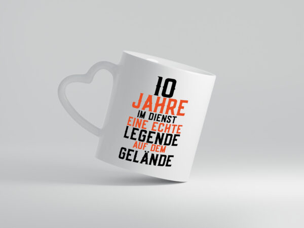 10 Jahre im Dienst | Legende | Jubiläum | Kollege | Arbeit - Herzhenkel Tasse - Kaffeetasse / Geschenk / Familie