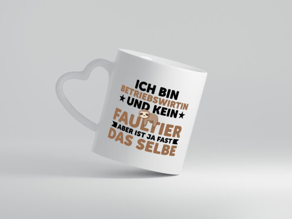 Ich bin kein Faultier: Betriebswirtin | Betriebswirtschaft - Herzhenkel Tasse - Kaffeetasse / Geschenk / Familie