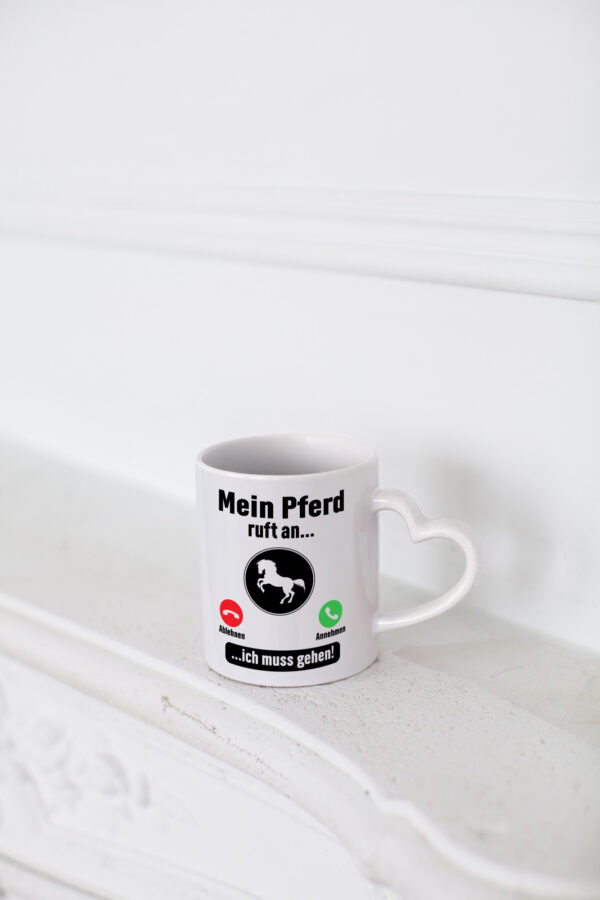 Mein Pferd ruft an | Muss ran gehen | Pferdeliebhaber - Herzhenkel Tasse - Kaffeetasse / Geschenk / Familie