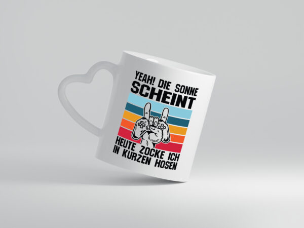 Die Sonne scheint | In Kurze Hosen Zocken | Gamer - Herzhenkel Tasse - Kaffeetasse / Geschenk / Familie