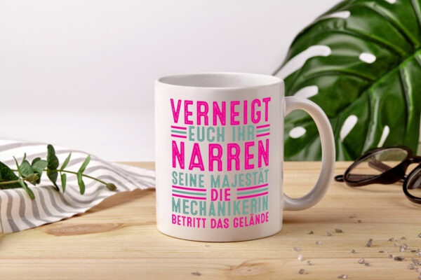 Verneigt euch: Mechanikerin | KFZ - Tasse Weiss - Kaffeetasse / Geschenk / Familie