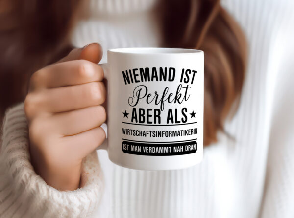 Verdammt nah dran: Wirtschaftsinformatikerin | Informatikin - Tasse Weiss - Kaffeetasse / Geschenk / Familie