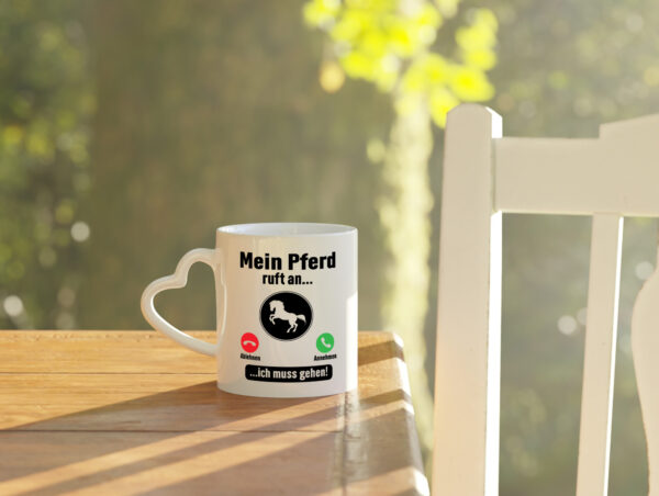 Mein Pferd ruft an | Muss ran gehen | Pferdeliebhaber - Herzhenkel Tasse - Kaffeetasse / Geschenk / Familie