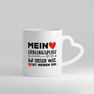 Lieblingsplatz ist neben dir | Pärchen Tasse | Romantik - Herzhenkel Tasse - Kaffeetasse / Geschenk / Familie