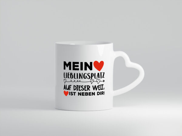 Lieblingsplatz ist neben dir | Pärchen Tasse | Romantik - Herzhenkel Tasse - Kaffeetasse / Geschenk / Familie