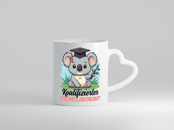 Koalifizierter Chemielaborant | Laborant | Chemie - Herzhenkel Tasse - Kaffeetasse / Geschenk / Familie