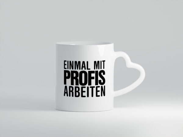 Mit Profis arbeiten | Arbeit | Kollegen | Sarkasmus - Herzhenkel Tasse - Kaffeetasse / Geschenk / Familie