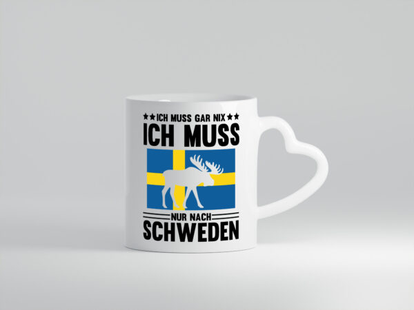 Ich muss gar nix ich muss nur nach Schweden - Herzhenkel Tasse - Kaffeetasse / Geschenk / Familie