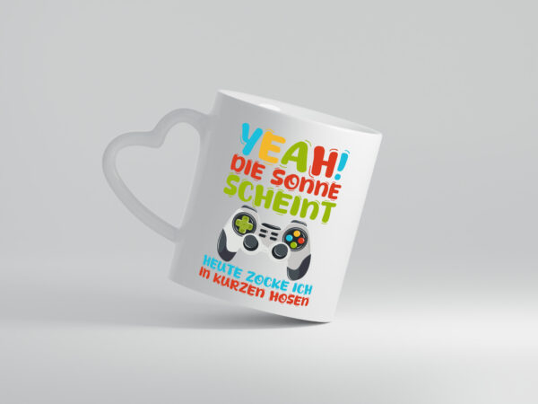 Sommer | in Kurze Hosen Zocken | Zocker | Gamer - Herzhenkel Tasse - Kaffeetasse / Geschenk / Familie