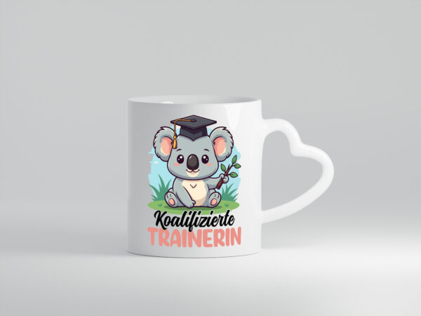 Koalifizierte Trainerin | Sportverein | Humor - Herzhenkel Tasse - Kaffeetasse / Geschenk / Familie