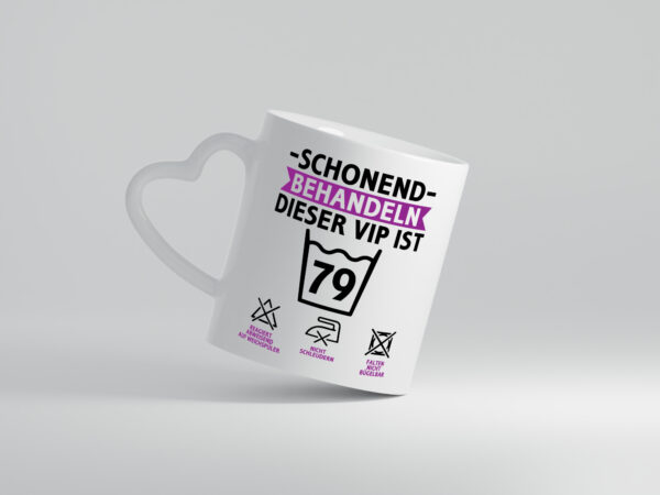 79 Geburtstag | schonend behandeln | 79 Jahre - Herzhenkel Tasse - Kaffeetasse / Geschenk / Familie